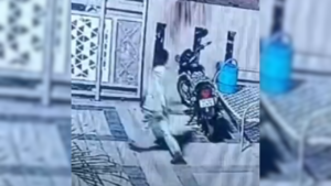 इंदौर: शादी में नाबालिग ने चुराया 4.80 लाख का बैग, सीसीटीवी में कैद