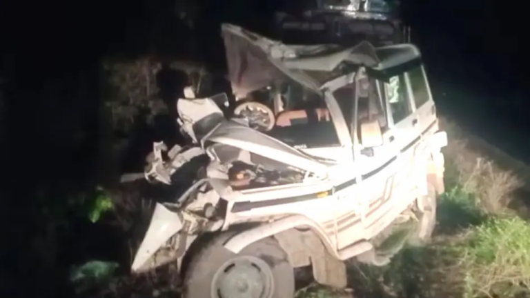 आगरा: कैला देवी दर्शन से लौटते श्रद्धालुओं की बोलेरो पेड़ से टकराई: 5 की मौत, 4 घायल