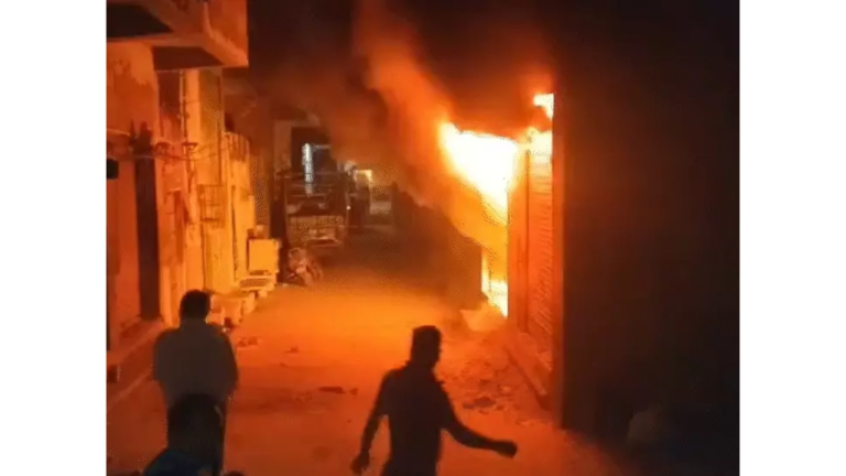 ग्वालियर: जनकगंज में टेंट हाउस गोदाम में भीषण आग, लाखों का सामान राख