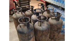 दिल्ली रेस्टोरेंटों पर गैस किल्लत का असर: 12 से अधिक रेस्टोरेंट बंद, ब्लैक में सिलेंडर 5000 रुपये तक