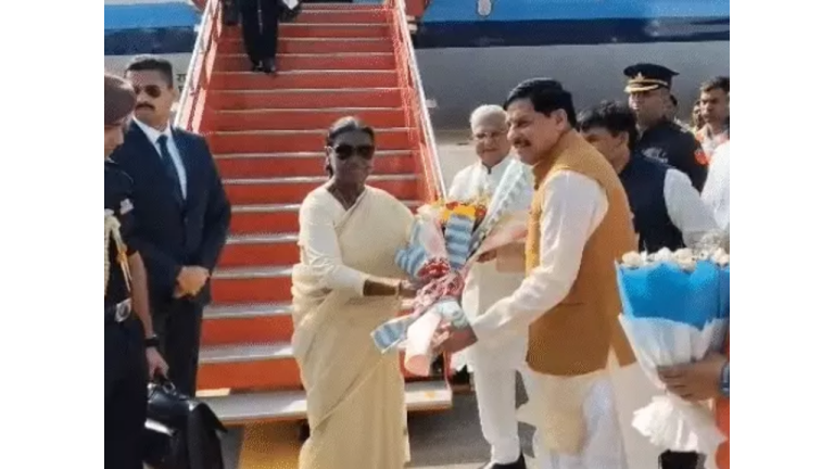 राष्ट्रपति द्रौपदी मुर्मू इंदौर पहुंचीं, ओंकारेश्वर में करेंगी ज्योतिर्लिंग के दर्शन