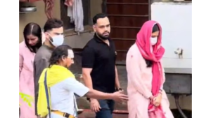 लगातार दूसरा IPL खिताब जीतने के बाद विराट-अनुष्का पहुंचे वृंदावन, प्रेमानंद महाराज के किए दर्शन
