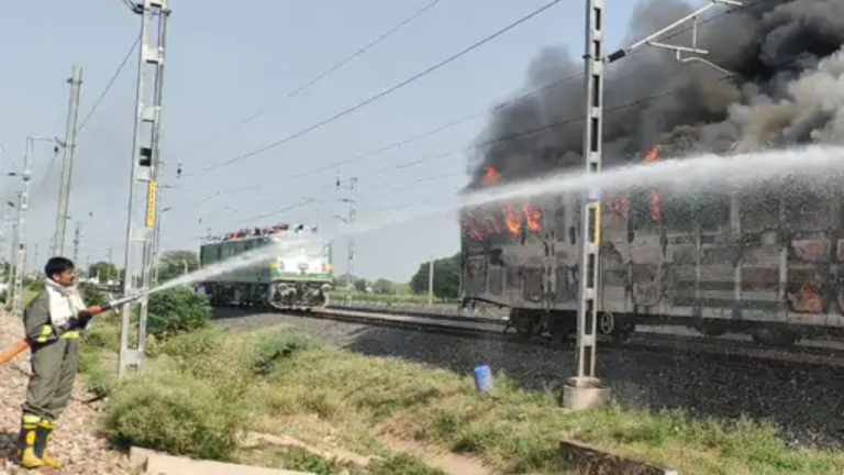 फिरोजाबाद: DFC पर मालगाड़ी में लगी भीषण आग, 6 नई कारें जलकर राख