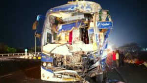 शाजापुर में NH-52 पर बस-ट्रक टक्कर: चालक की मौत, 18 मजदूर घायल