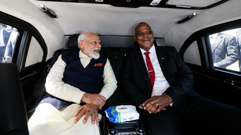 पीएम मोदी सेशेल्स पहुंचे, राष्ट्रपति पैट्रिक हर्मिनी के साथ कछुओं को चारा खिलाया