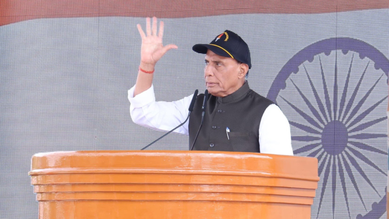 रक्षा मंत्री राजनाथ सिंह ने कारगिल विजय दिवस पर लद्दाख में शहीदों को श्रद्धांजलि अर्पित की