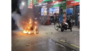 इंदौर: नाराज युवक ने अपनी बाइक में लगाई आग, शराब दुकान के सामने हंगामा
