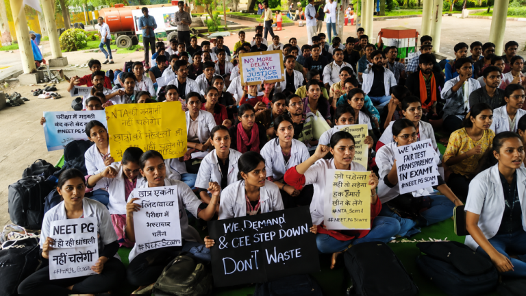 भोपाल: NEET लीक पर पुलिस कार्रवाई के विरोध में छात्रों का प्रदर्शन