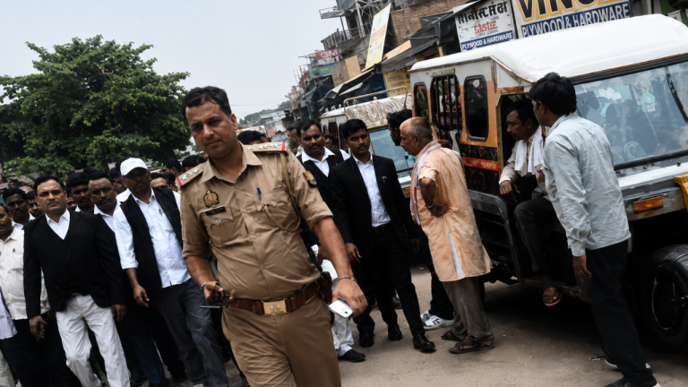 उत्तर प्रदेश में कॉकरोच जनता पार्टी के समर्थन में वकील और छात्र सड़क पर उतरे
