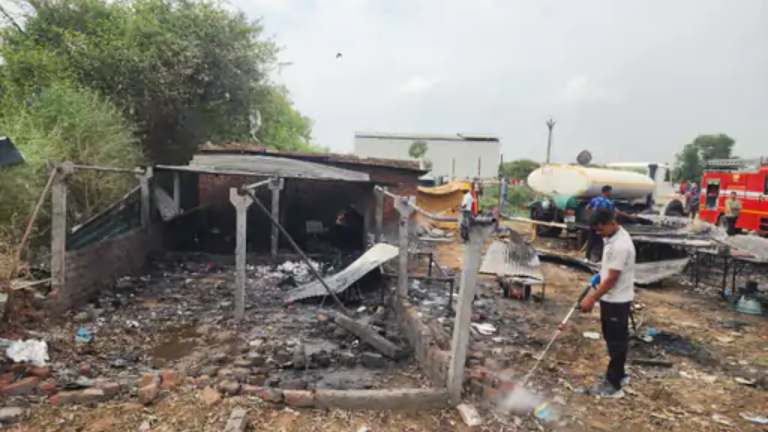 अहमदाबाद में अवैध पटाखा फैक्ट्री में भीषण धमाका, 8 की मौत, 15 घायल