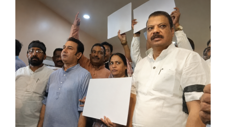 कांग्रेस विधायकों ने काली पट्टी बांधकर विधानसभा में जताया विरोध, धर्मेंद्र प्रधान के इस्तीफे की मांग