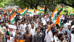 झारखंड विधानसभा घेराव: छात्रों ने वाटर कैनन में डांस किया, देवेंद्रनाथ भी शामिल