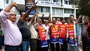 भोपाल: कमर्शियल लाइसेंस शुल्क के खिलाफ व्यापारियों का धरना