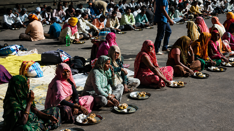 झाबुआ: कलेक्ट्रेट में किसानों ने दाल-बाटी खाकर गुजारी रात, फोरलेन मुआवजे तक डटे रहने का ऐलान