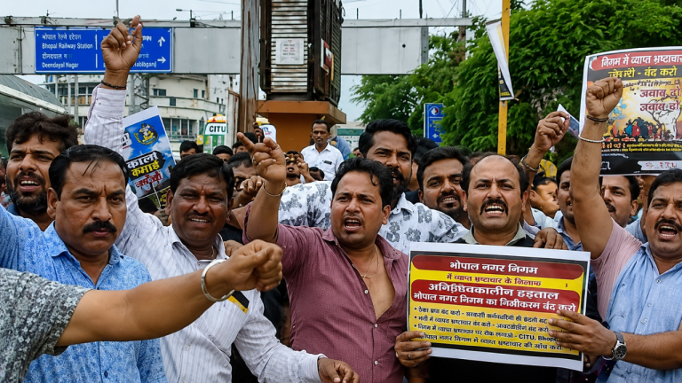 भोपाल: सीलिंग के खिलाफ व्यापारियों का जोरदार विरोध, रोशनपुरा पर चक्काजाम