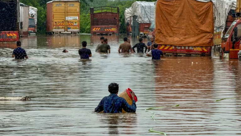 राजस्थान समेत कई राज्यों में भारी बारिश का कहर, सड़कें-कॉलोनियां जलमग्न