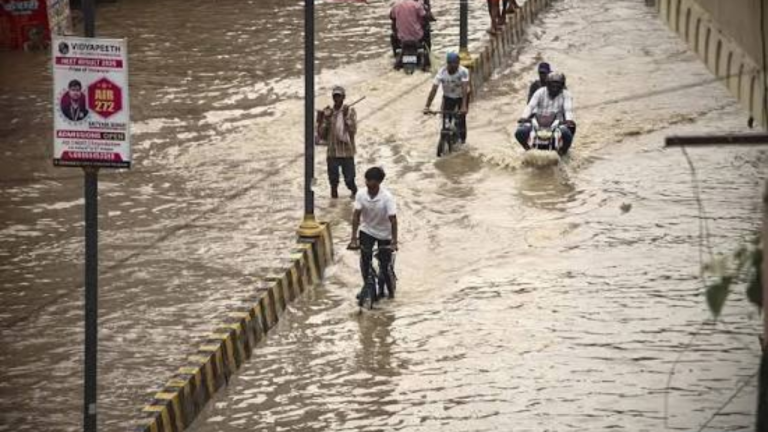 मानसून अपडेट: भोपाल में स्कूल बंद, यूपी में गंगा हाईवे तक पहुंची