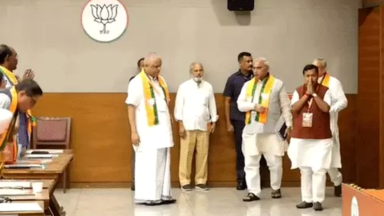 जेन-जी को जुड़ने निकली बीजेपी: नितिन-स्मृति-तावड़े की बनी टीम, कांग्रेस के अधूरे वंदे मातरम् पर कड़ा प्रहार