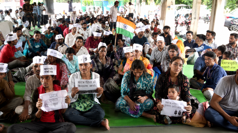भोपाल: धरना तोड़ने पहुंची पुलिस, प्रदर्शनकारी बोले- आंदोलन खत्म नहीं और भड़केगा