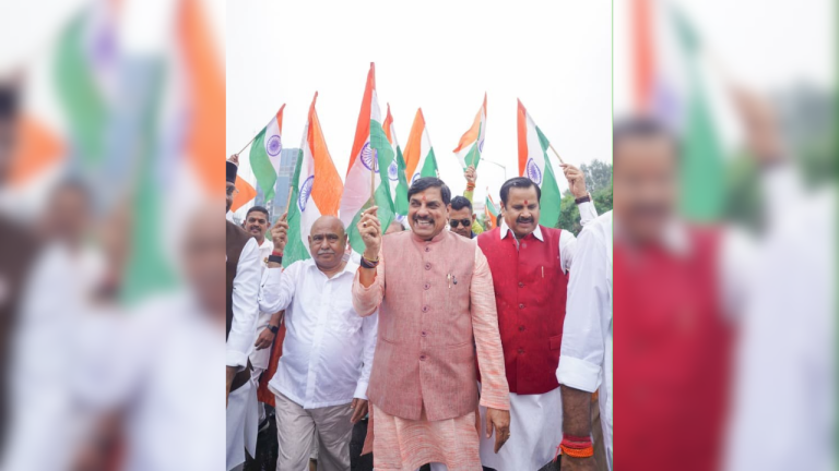 भोपाल: बारिश के बीच भाजपा की तिरंगा यात्रा, बच्चों के जोश से गूंजा भोपाल