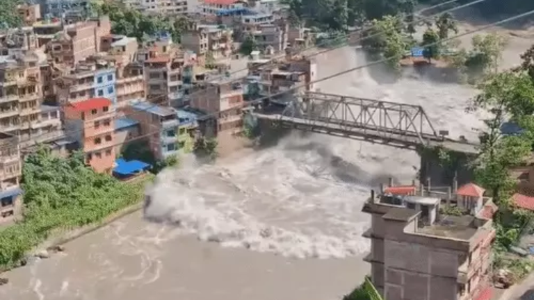 नेपाल में भयानक बाढ़: कैलाश मानसरोवर जा रहे 100 से ज़्यादा भारतीय गायब  