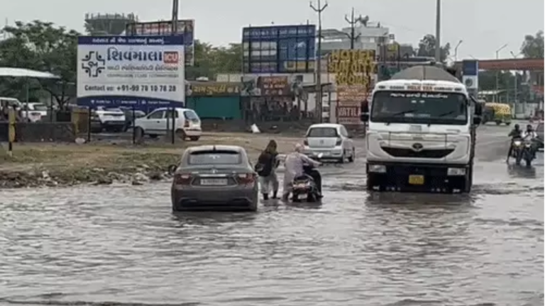 राजस्थान-उत्तराखंड में बारिश का कहर: जयपुर में पेड़ गिरे-बस पलटी, 15 राज्यों में अलर्ट जारी