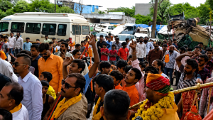 इंदौर: भगवान भोलेनाथ पर कथित आपत्तिजनक टिप्पणी को लेकर कांवड़ियों का विरोध प्रदर्शन