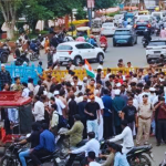 भोपाल: मोती मस्जिद के सामने बैरिकेड्स को लेकर व्यापारियों का गुस्सा फूटा, दुकानें बंद कर धरना