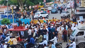 भोपाल: मोती मस्जिद के सामने बैरिकेड्स को लेकर व्यापारियों का गुस्सा फूटा, दुकानें बंद कर धरना