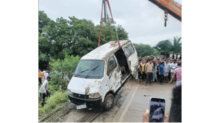 राजगढ़ में दर्दनाक हादसा: नाले में बही ईको वैन, 9 की मौत