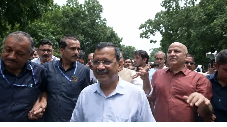 ई-20 के खिलाफ केजरीवाल का तूफानी मार्च, पुलिस ने रोका, फिरोजशाह रोड पर धरना