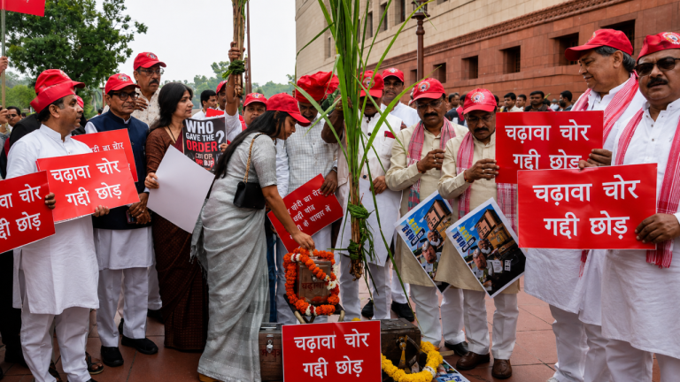 परिसीमन बिल पर विशेष सत्र संभव, संसद परिसर में चढ़ावा चोरी पर विपक्ष का प्रदर्शन