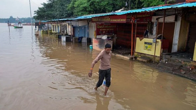 मध्य प्रदेश में मानसून अपडेट: बाढ़ का खतरा! नर्मदा-मंदाकिनी उफान पर, 16 जिलों में रेड अलर्ट