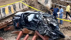 मुंबई में BMW फ्लाईओवर से गिरी, 3 की मौत, 1 घायल
