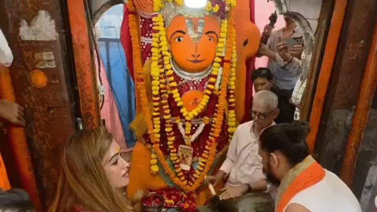 उज्जैन में चमत्कार: सड़क के बीच खड़े हनुमान नहीं हटे, दर्शन के लिए लंबी कतारें