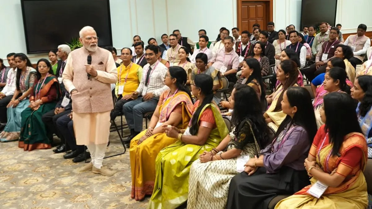 पीएम आवास पर शिक्षक दिवस की खास बैठक: मोदी ने पुरस्कार विजेता गुरुओं से शिक्षा के भविष्य पर की बात