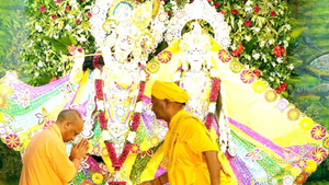 मथुरा में जन्माष्टमी का महाउत्सव: लाखों भक्तों का सैलाब, योगी का संदेश- आस्था मिटाने वाले खुद मिट्टी में मिल गए