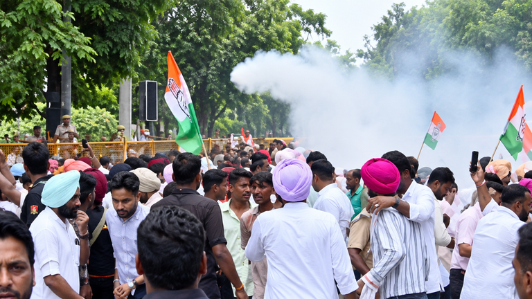 दिल्ली से पटना तक कांग्रेस का जबरदस्त प्रदर्शन, कॉकरोच पार्टी ने दी 2 अक्टूबर की चेतावनी
