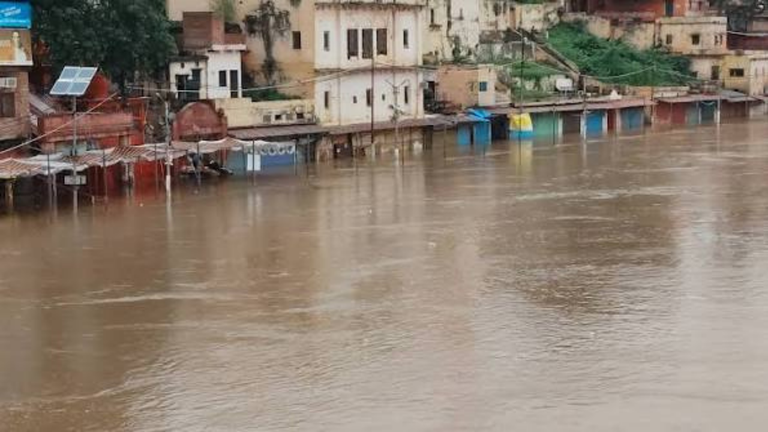 चित्रकूट में मंदाकिनी का प्रकोप: रामघाट डूबा, सैकड़ों दुकानें प्रभावित