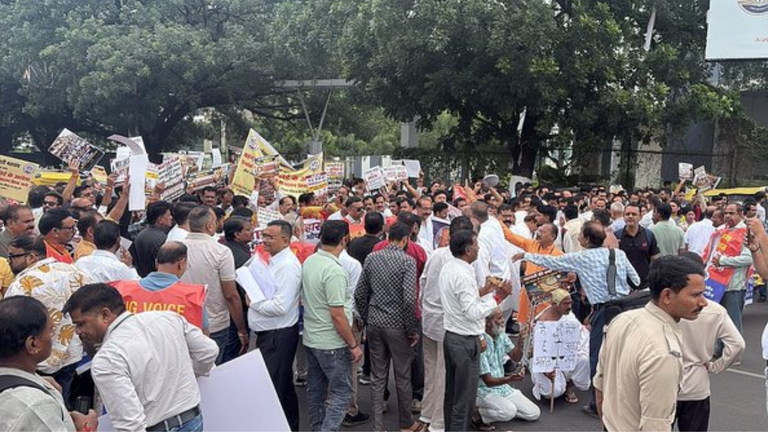 भोपाल में सीलिंग का प्रदर्शन: पुलिस-व्यापारियों में हाथापाई, थाली-शंख से गूंजा विरोध