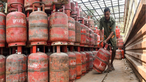 कमर्शियल गैस-दूध महंगे, कारों के दाम बढ़े, e-KYC न कराने पर सब्सिडी अटकेगी