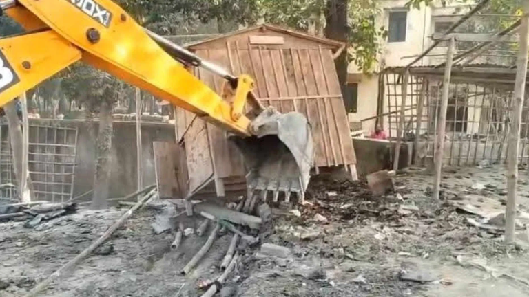 समस्तीपुर में बदसलूकी पर प्रशासन का जवाब: 3 आरोपियों के घर पर बुलडोजर