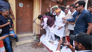 CM ने खुद तोड़ा अपना पैतृक घर, भावुक होकर बोले- यादें जुड़ी हैं लेकिन विकास जरूरी  