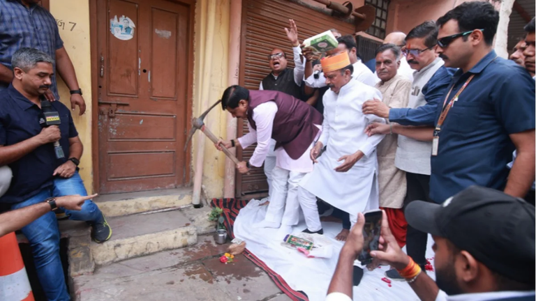 CM ने खुद तोड़ा अपना पैतृक घर, भावुक होकर बोले- यादें जुड़ी हैं लेकिन विकास जरूरी  