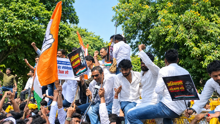 ज्ञानेश कुमार के इस्तीफे की मांग पर MP में कांग्रेस का प्रदर्शन: इंदौर में भारी पुलिस तैनात 