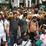 दिल्ली में कॉकरोच पार्टी का 3 घंटे का धरना: पिता की पिटाई पर पुलिस का ऐलान- 72 घंटे में गिरफ्तारी, SC/ST एक्ट लगेगा