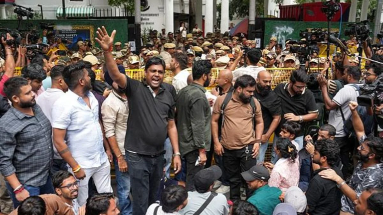 दिल्ली में कॉकरोच पार्टी का 3 घंटे का धरना: पिता की पिटाई पर पुलिस का ऐलान- 72 घंटे में गिरफ्तारी, SC/ST एक्ट लगेगा