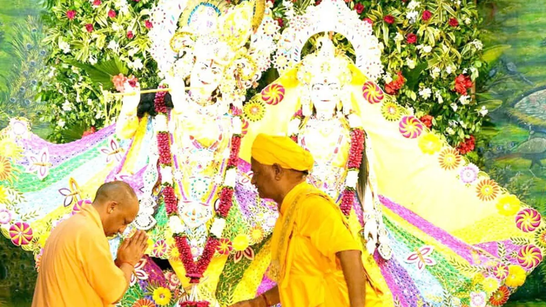 मथुरा में जन्माष्टमी का महाउत्सव: लाखों भक्तों का सैलाब, योगी का संदेश- आस्था मिटाने वाले खुद मिट्टी में मिल गए