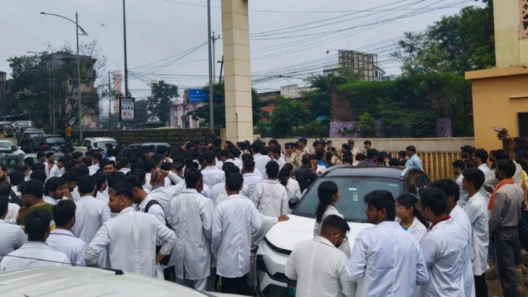 भोपाल में इंटर्न डॉक्टर फिर सड़क पर बैठे,  सरकारी अस्पतालों में ओपीडी ठप