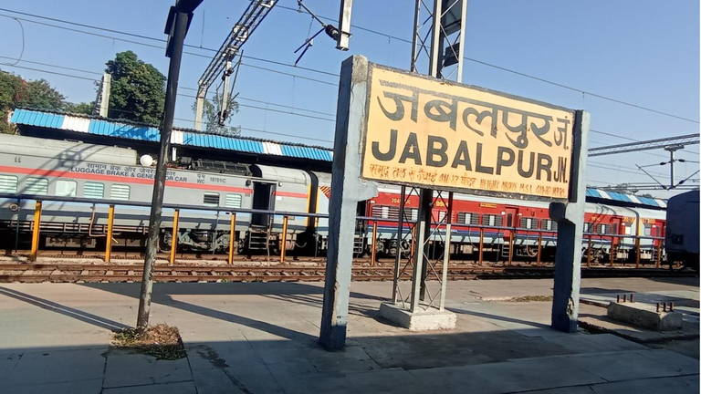 कटनी-जबलपुर के बीच चलती ट्रेन से गिरी 6 साल की बच्ची, मां के रोने पर यात्रियों ने चेन पुलिंग की